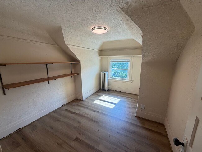 Building Photo - 611 Kellogg Ave
