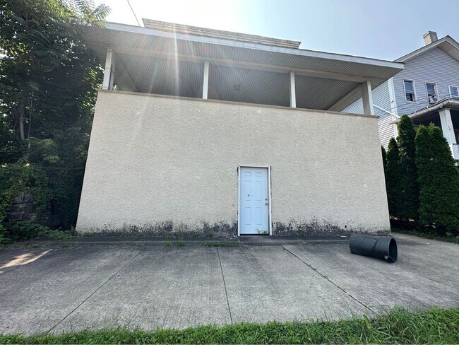 Building Photo - 1811 Cedar Ave