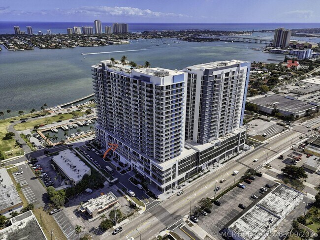 Building Photo - 220 Lake Shore Dr