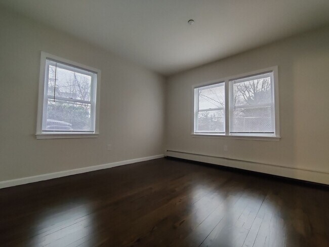 Building Photo - Coolidge Corner Area of Brookline. In-Unit Washer and Dryer, Heat, Hot Water Included, Bonus Room