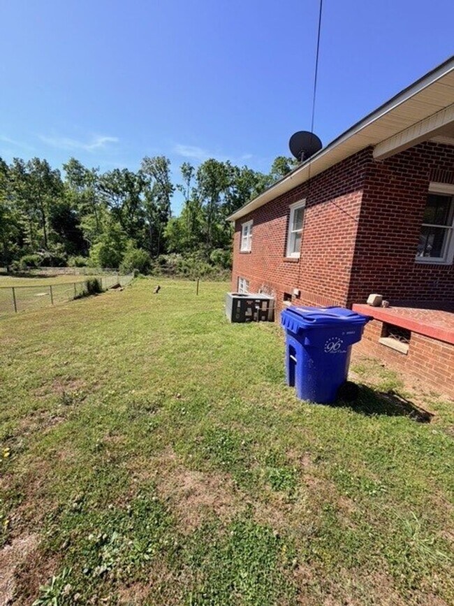 Building Photo - 312 Sirrine St