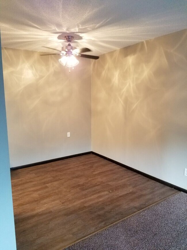 Building Photo - 2 Bedroom Available