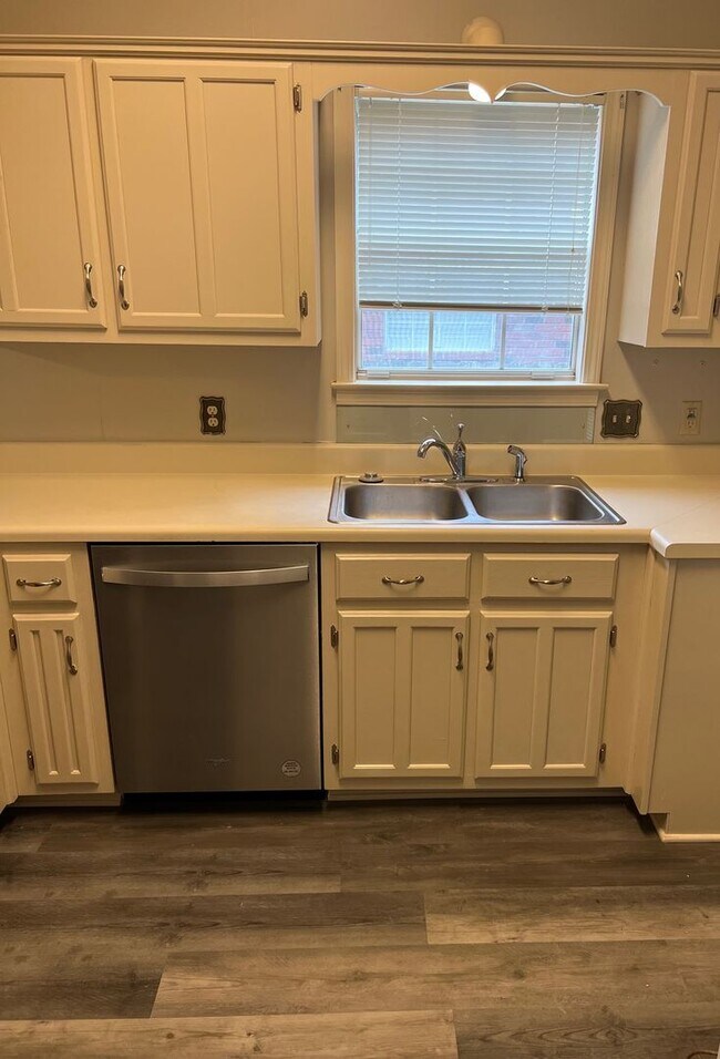 Building Photo - 3 bed, 2 bath in Lakeland near Stonebridge...