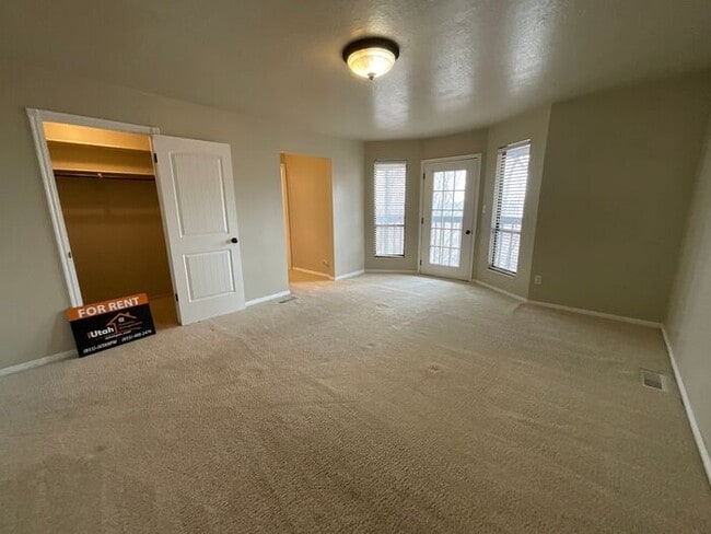 Building Photo - 5 bedroom 3 bath Home 2 car garage- Small dog friendly