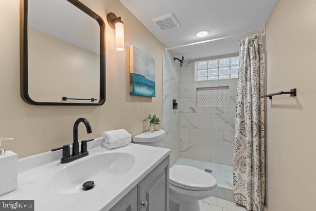 Building Photo - 3027 Lavender Ave