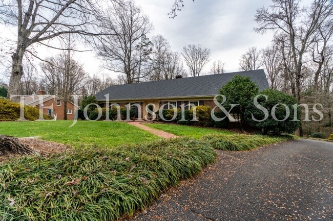 Building Photo - Spacious 5 Bedroom Home in the Heart of Sherwood Forest