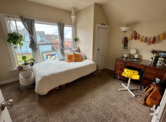 Building Photo - Spacious 7-Bed, 2-Bath Near Downtown Bellingham of Comfortable Living!