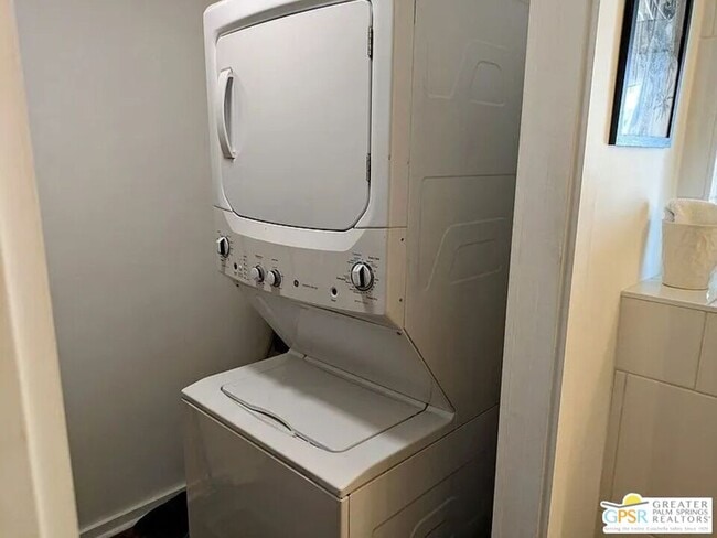 Building Photo - 20 Vía Valverde