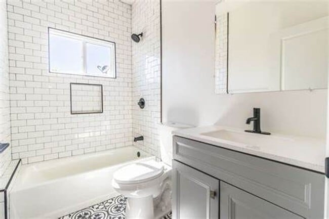 Building Photo - 3BR 3BA Modern Townhome in Prime NOHO