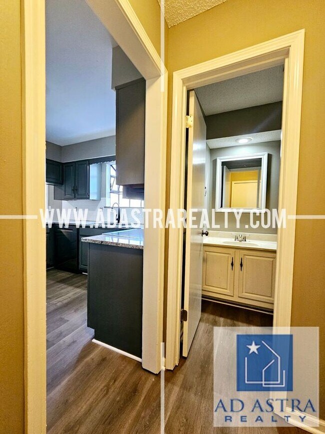 Building Photo - Very Nice 3 Bedroom 2 Bath Duplex in Overland Park-Available NOW!!