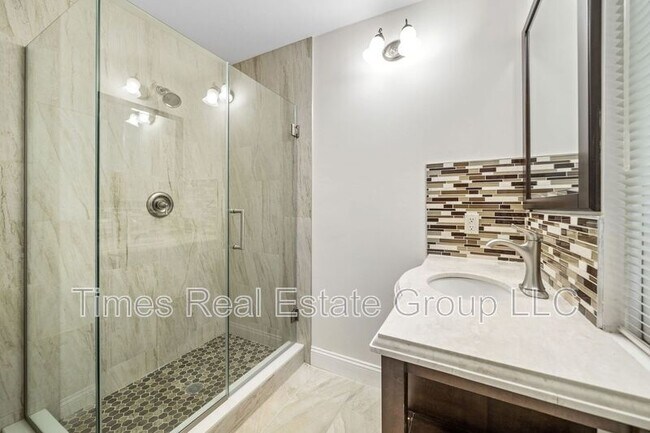 Building Photo - 113 Pinecrest Ln