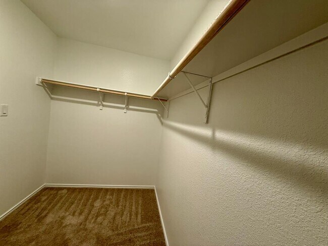 Building Photo - 106 Camargue Dr