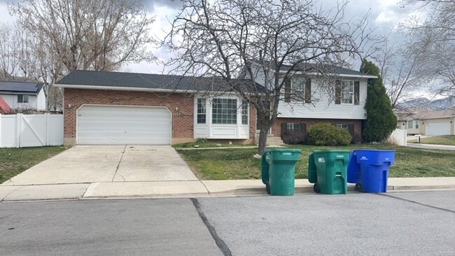 Primary Photo - Great location Quaint Orem Home w 2 car ga...