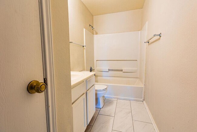 Building Photo - 219 Cottontail Dr
