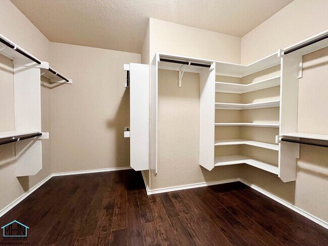 Building Photo - A Stunning 5-Bedroom, 3.5-Bathroom Home in the Heart of San Antonio, Texas!