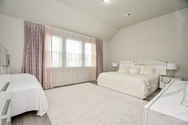 Building Photo - 2707 Dry Creek Dr