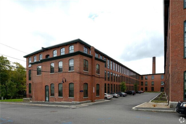 Building Photo - 75 Pocasset St