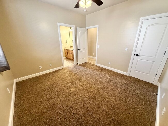 Building Photo - Beautiful 4 bed 2.5 bath Home!