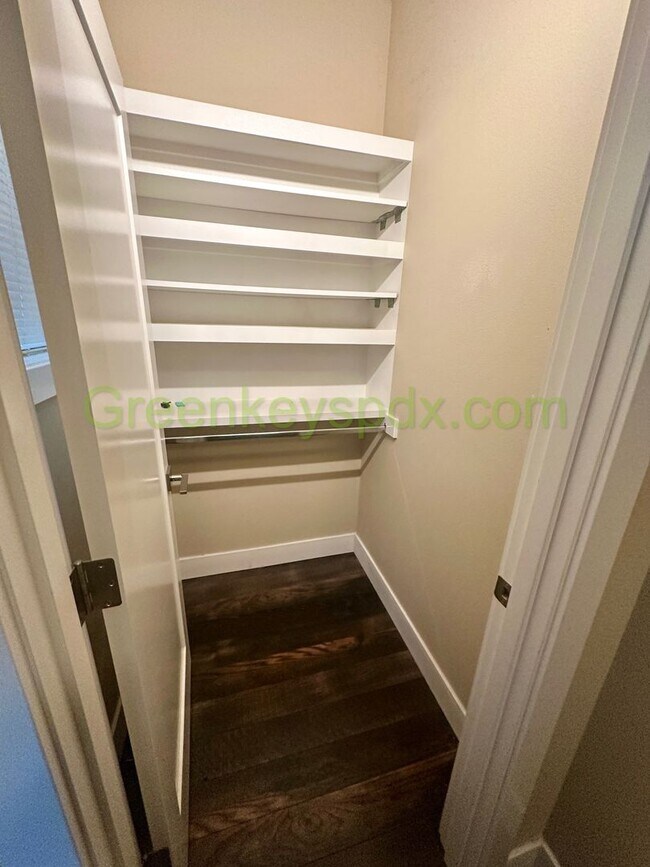 Building Photo - Gorgeous, Custom-designed 4-Bedroom Contemporary Townhouse on 3 Levels