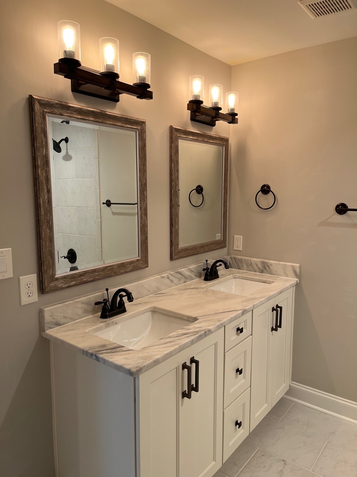 Upstairs Full Bathroom - Double Sinks - 1045 Presidents Ln