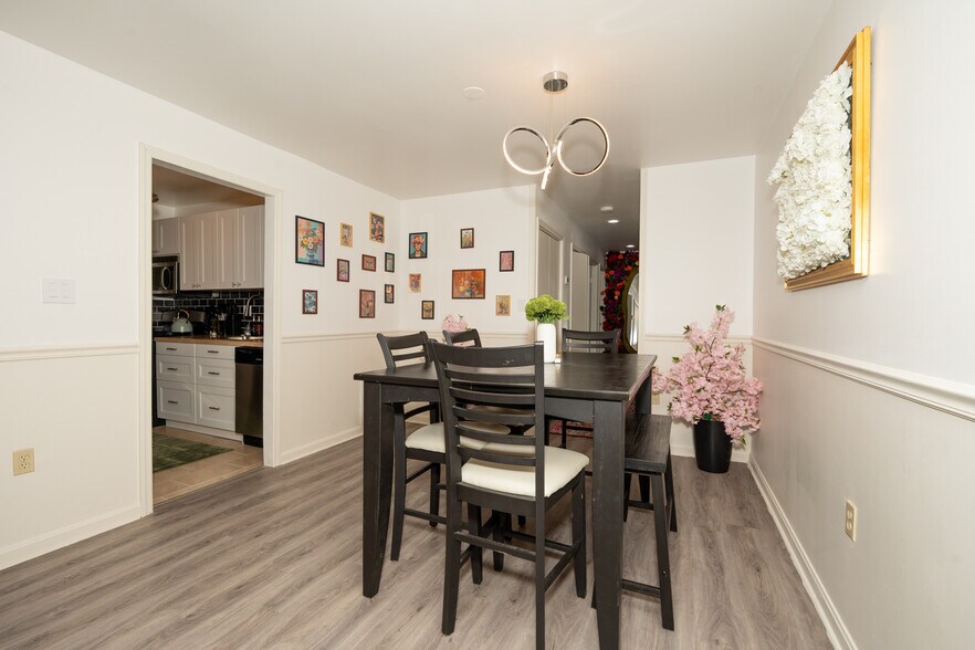 Building Photo - 5608 Bloomfield Dr