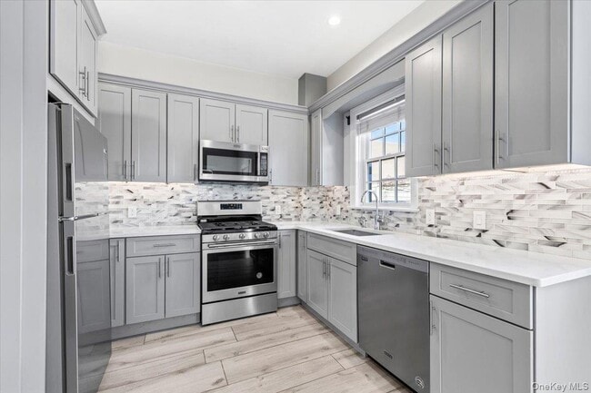 Building Photo - 745 E 136th St