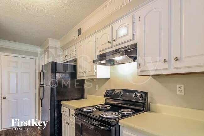 Building Photo - 5885 Ridgehill Dr
