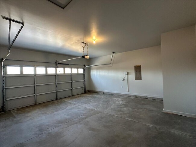 Building Photo - 17030 Oak Dr