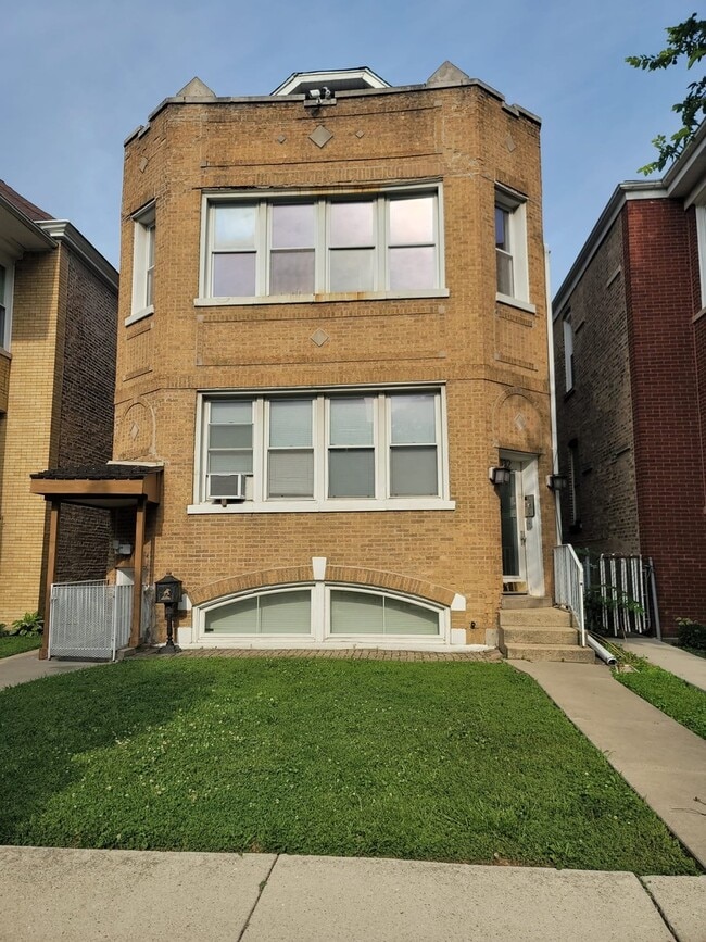 Primary Photo - 132 S Austin Blvd