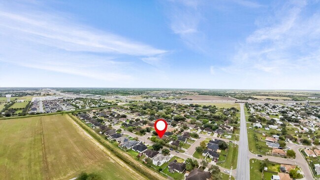 Building Photo - 3 Bed/2.5 Bath/2 Car Garage off Bass Blvd. in Harlingen