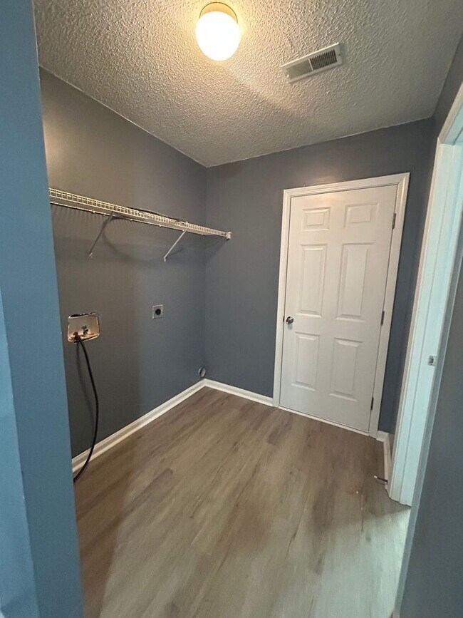 Building Photo - Completely remodeled gem located in the he...