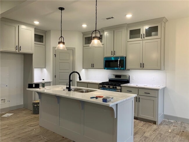 Building Photo - 1100 Tracey Ln