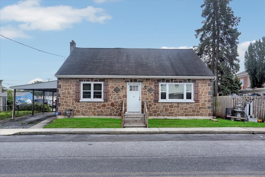 Building Photo - 28 E Willow St