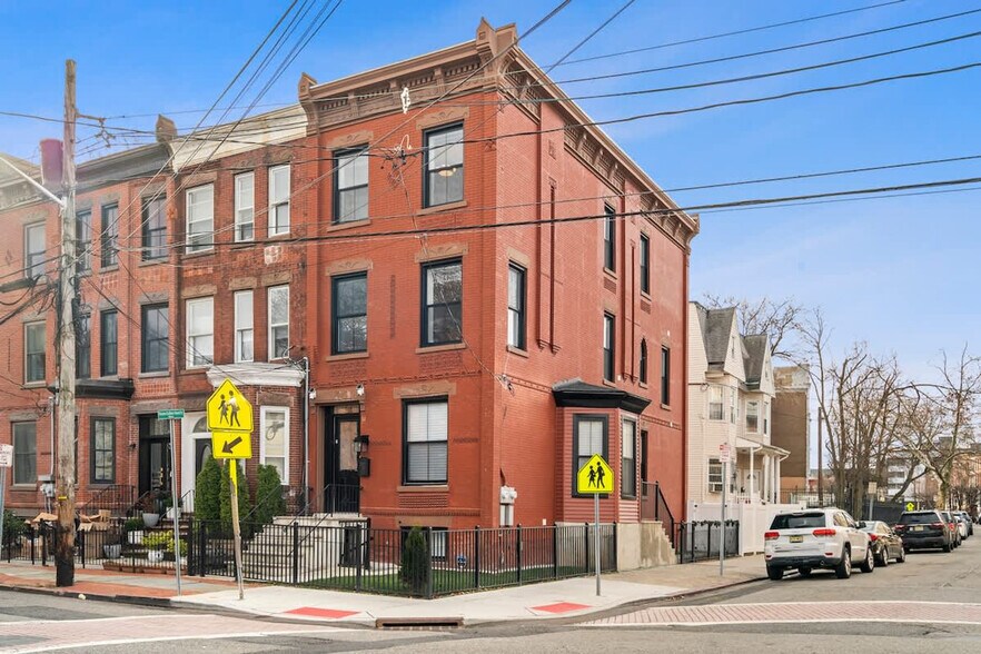 Building Photo - 81 Crescent Ave