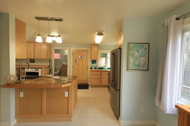 Building Photo - Artsy Studio in Westhaven with Attic Bedroom