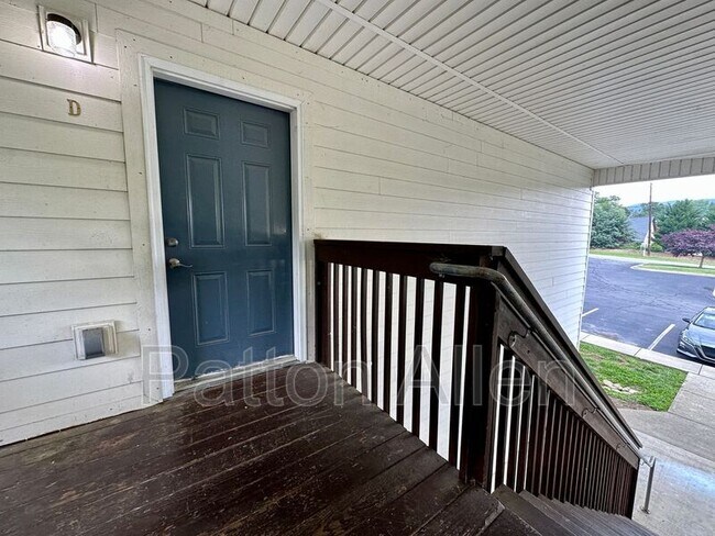 Building Photo - 8 Zell Ln