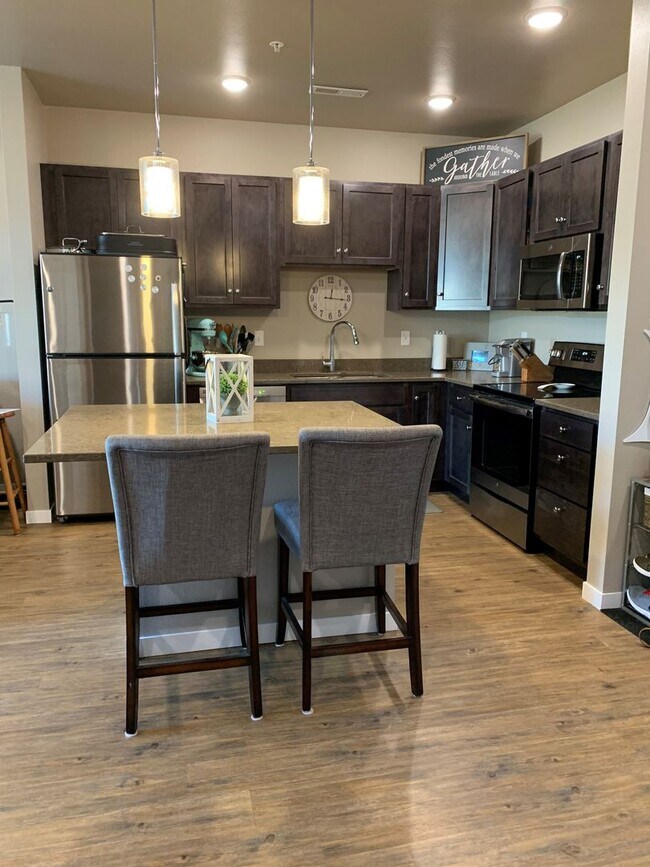 Building Photo - Spacious 1-Bedroom/1.5-Bath, unit 305, available Early July 2026!