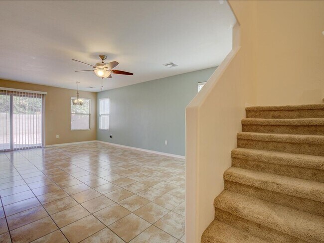 Building Photo - 3 Bedroom 2.5 Bathroom