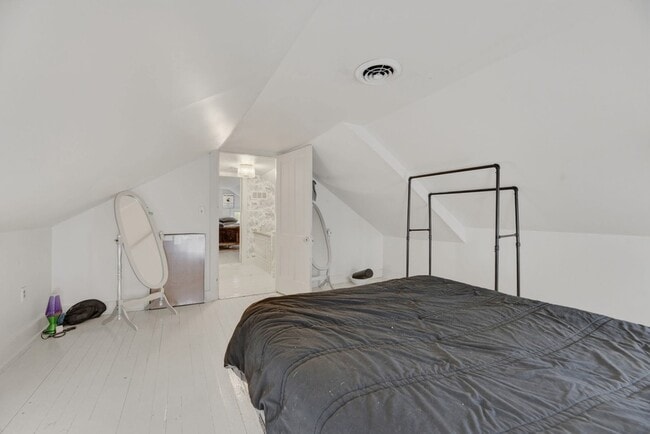 Building Photo - 117 7th Ave N