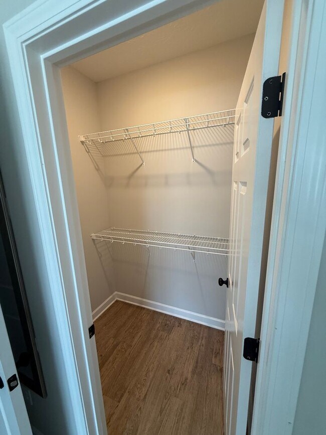 Building Photo - 2 Bed/2.5 Bath Townhome with Garage (Trash Included)