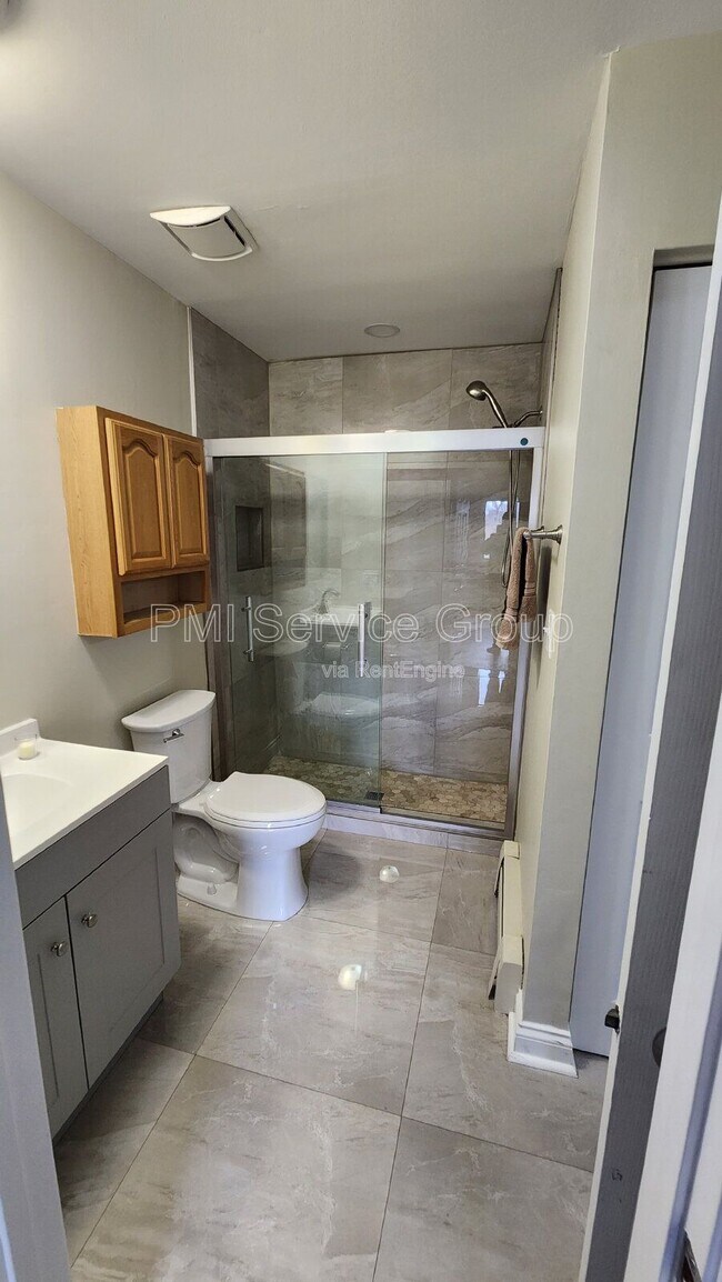 Building Photo - 400 Echo Ln