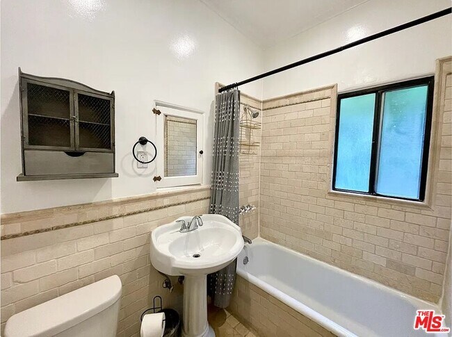 Building Photo - 944 12th St