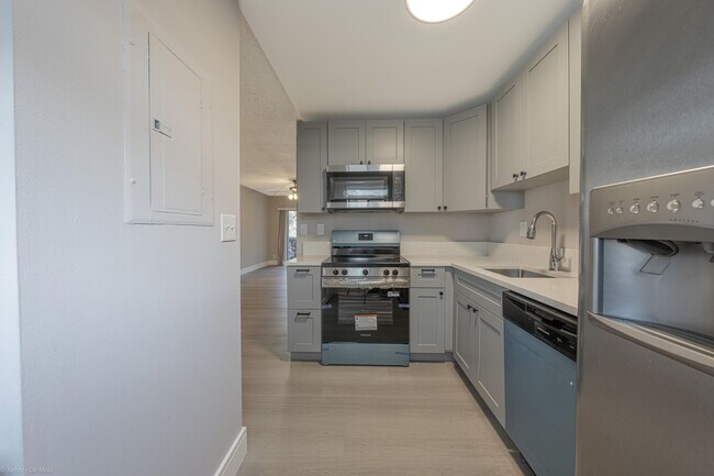 Building Photo - 105 Gardens Dr