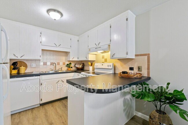 Building Photo - 476 W 10th St