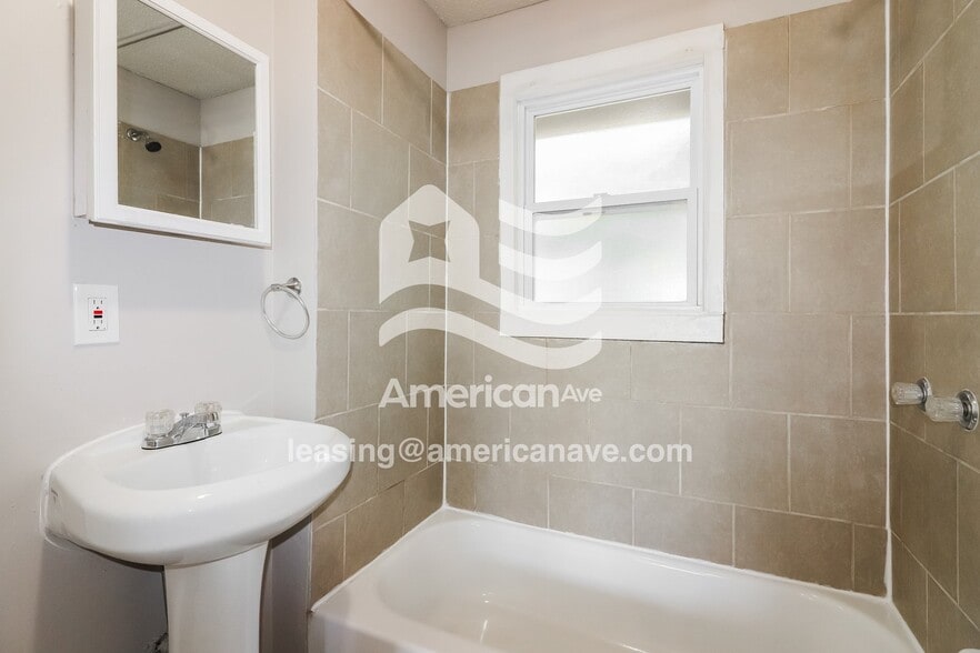 Building Photo - 1022 E 83rd Terrace