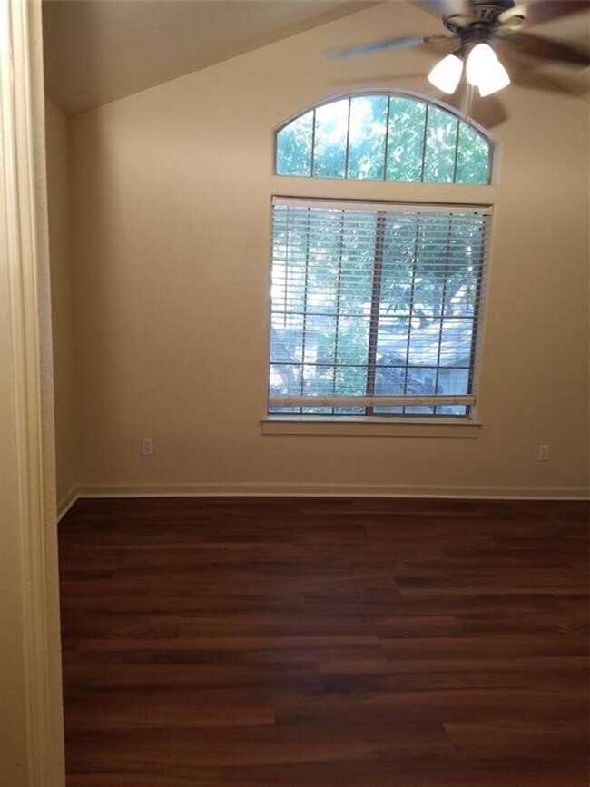 Building Photo - 4 bedroom 3 bath in the heart of North Campus