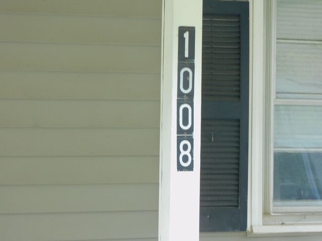 Building Photo - 1008 Cranbrook St