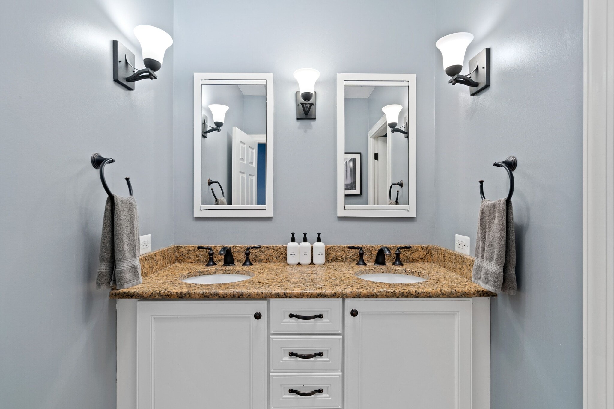 Building Photo - 913 W Belden Ave