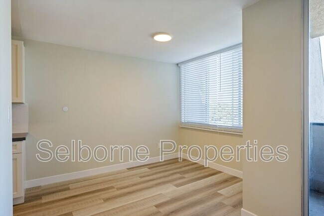 Building Photo - 601 Oakland Ave