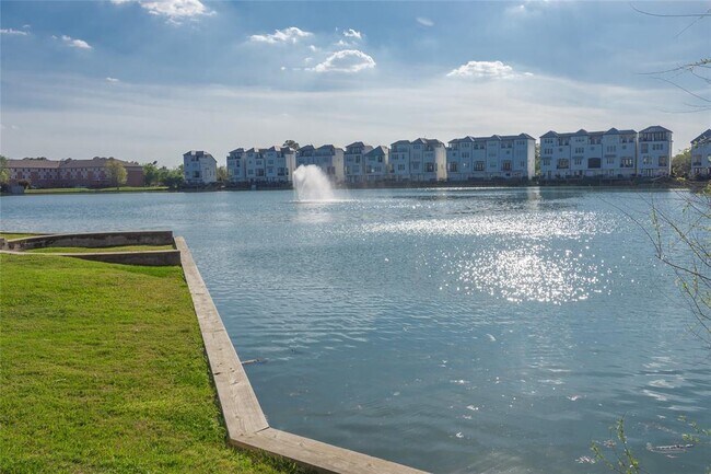 Building Photo - 8817 Lakeshore Bend Dr
